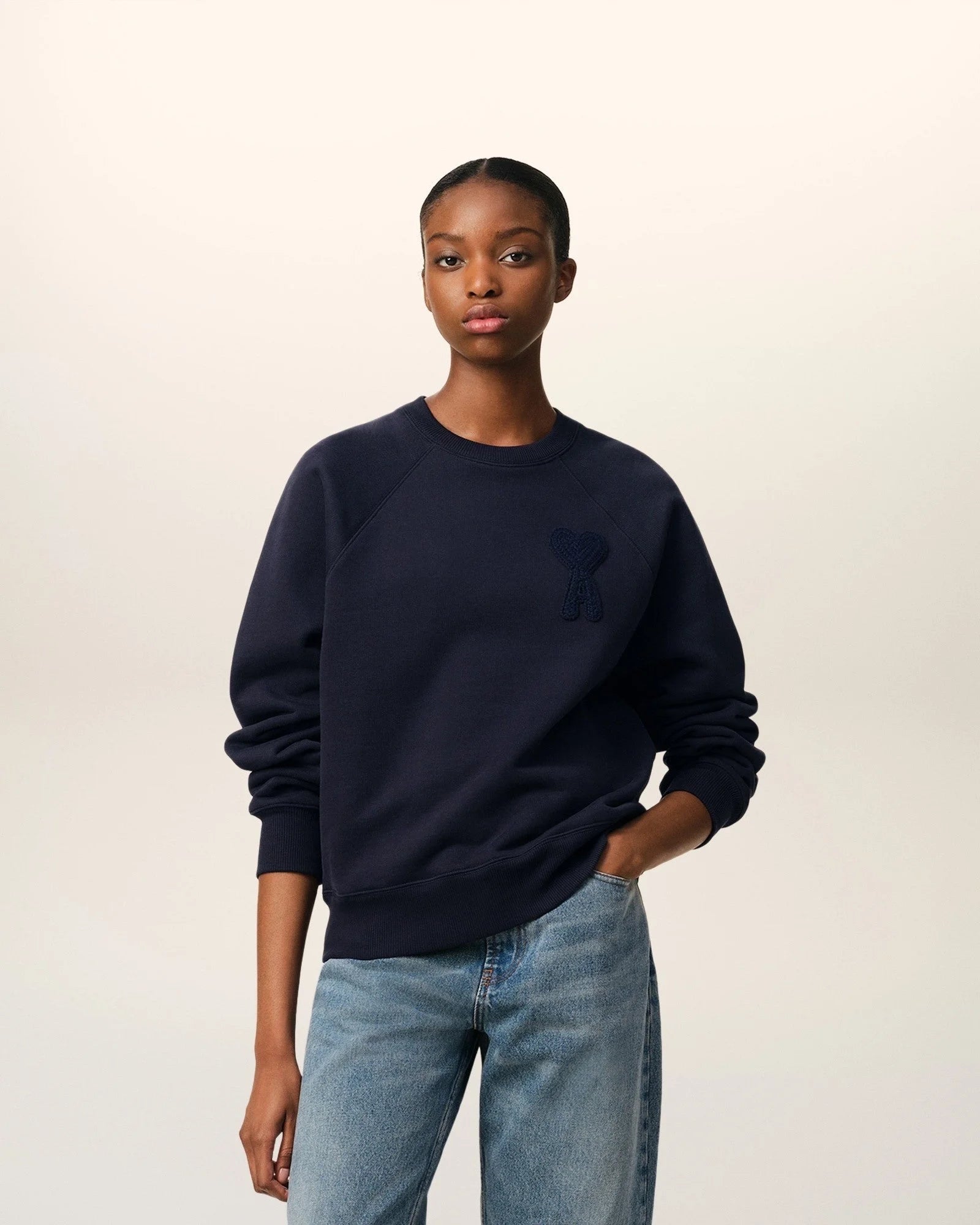 ami-paris-sweatshirt-ami-de-coeur-navy-fw25-USW055-747-4011