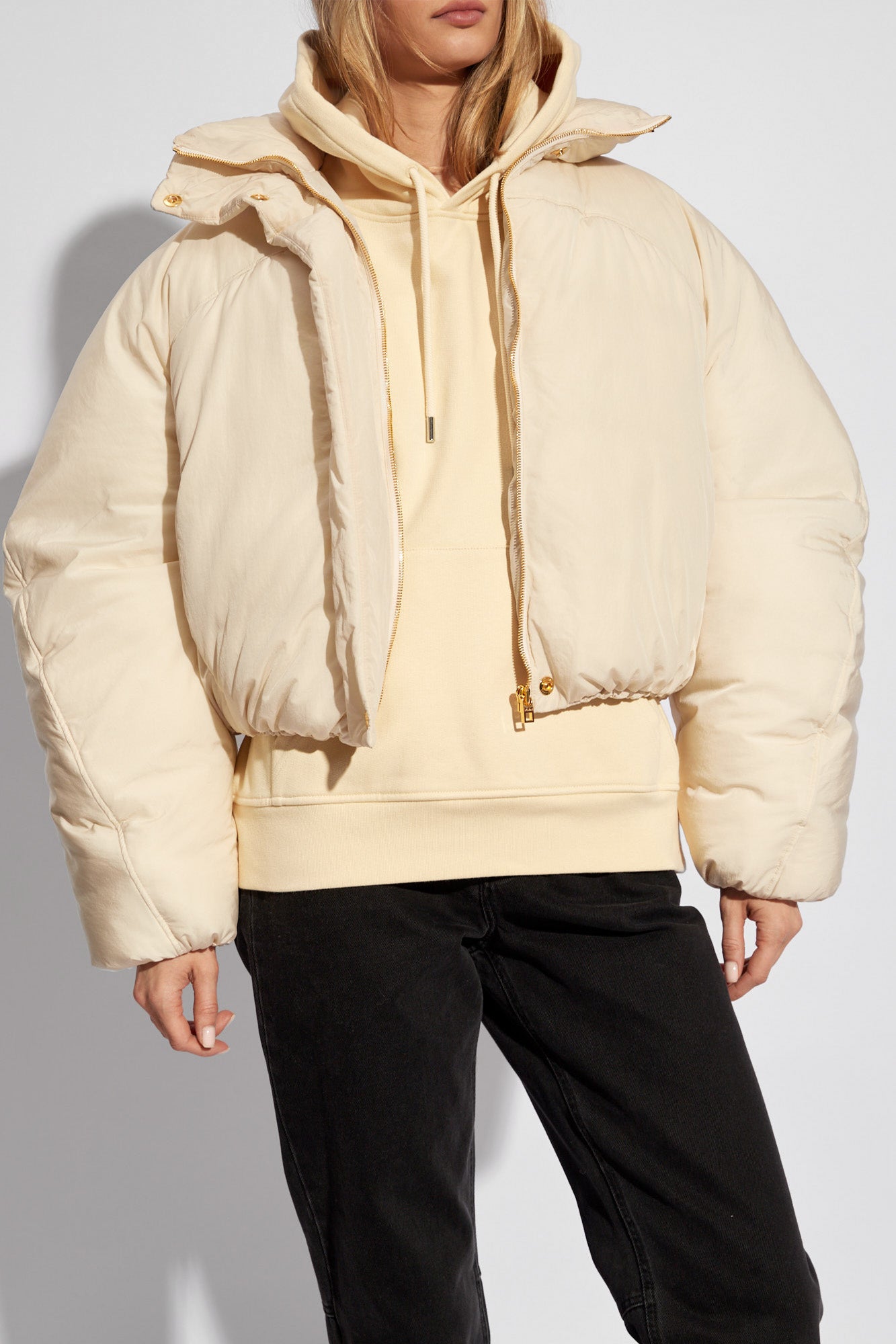 Jacquemus cream ‘Caraco’ puffer jacket 241CO049 1320-110