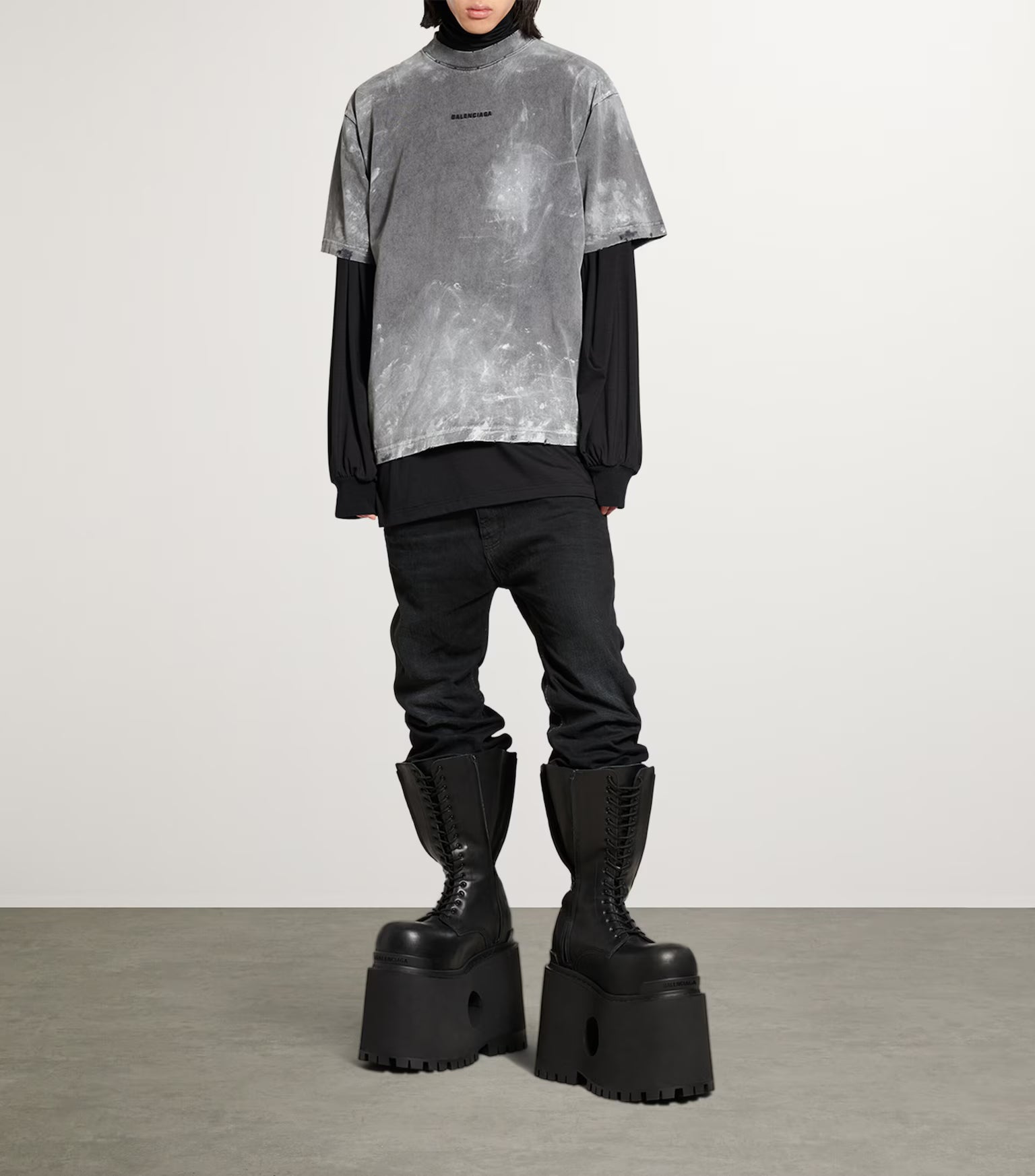 balenciaga-distressed-logo-t-shirt-764235TRVI88499